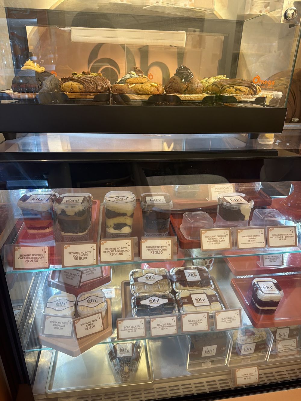 Vitrine refrigerada com doces em potes