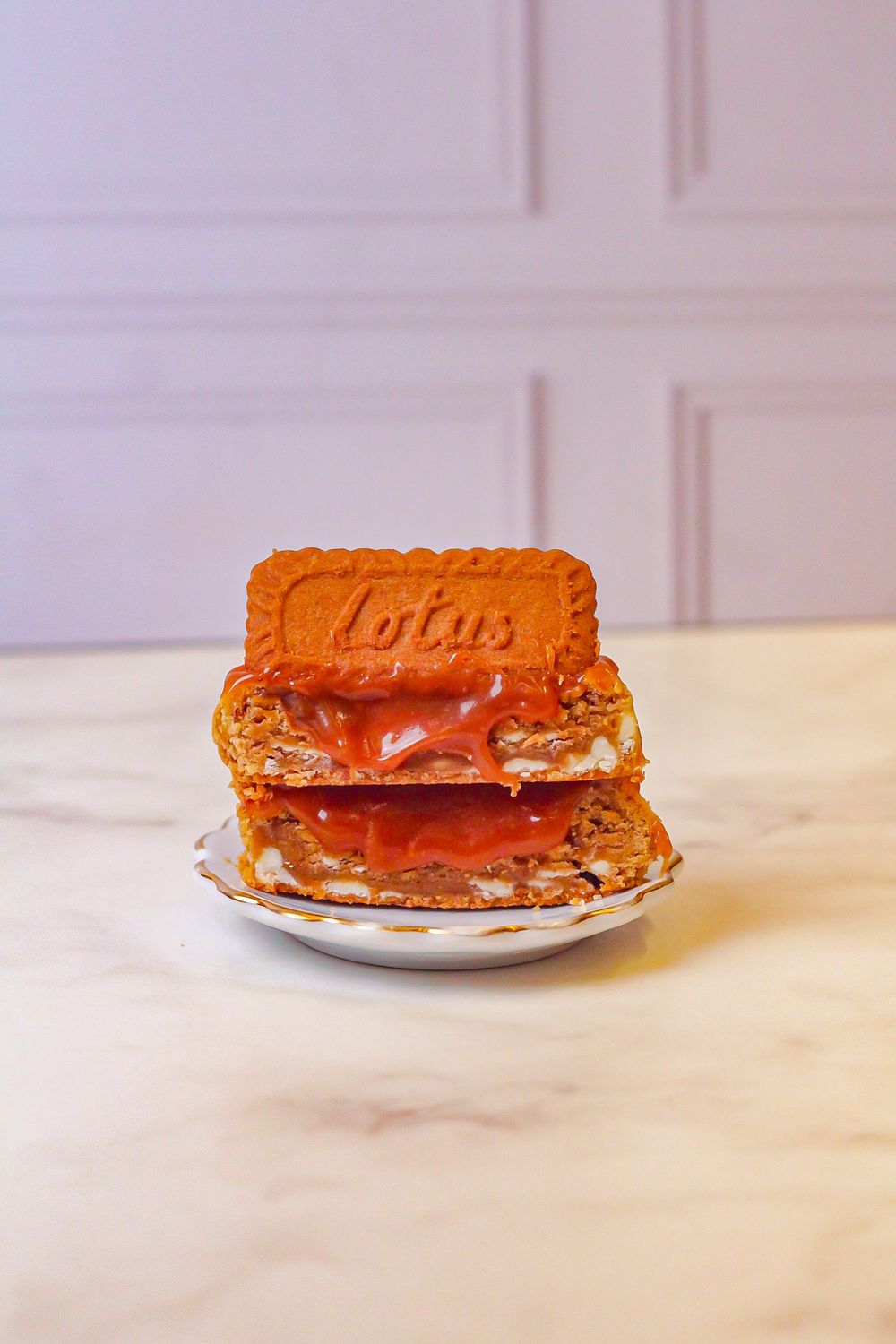 Doce com biscoito Lotus e recheio em calda